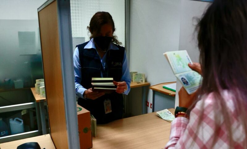 Los usuarios podrán agendar los nuevos turnos para pasaportes y cédulas en la web del Registro Civil. Foto: Diego Pallero/ EL COMERCIO
