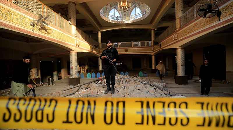 El ataque terrorista a una mezquita de Pakistán dejó 100 muertos y 150 heridos. Foto: EFE