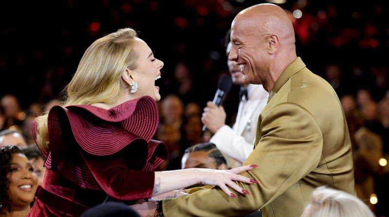 Adele conoció a 'The rock' en los Premios Grammy. Foto: Twitter Weplash