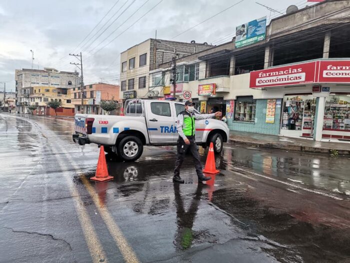 Imagen referencial. Personas con uniformes de agentes civiles de tránsito de Riobamba fueron grabadas cuando libaban en una camioneta municipal. Foto: Facebook Agentes de Tránsito Riobamba