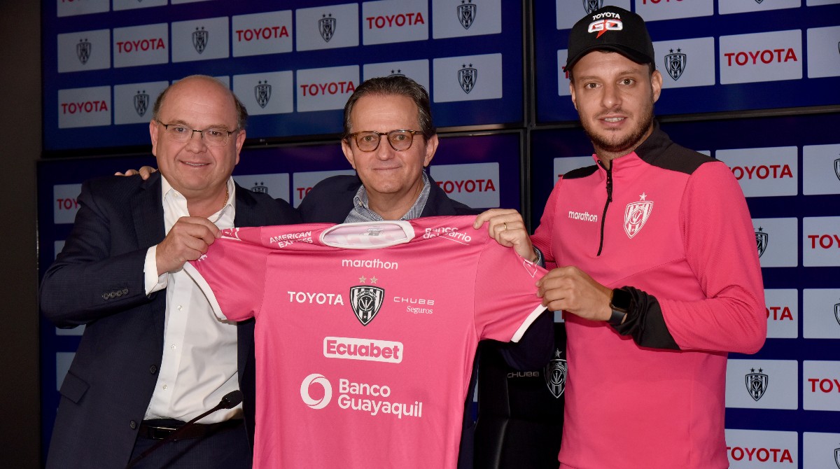 La firma del patrocinio se dio el 1 de febrero, en la casa del Independiente del Valle. Foto: Cortesía Toyota