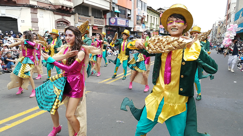 Las comparsas se tomaron las calles de Ambato durante el feriado de Carnaval. Foto: Modesto Moreta / EL COMERCIO