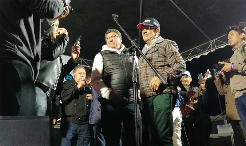 Decenas de simpatizantes, amigos y familiares acudieron para festejar los resultados del candidato a la Alcaldía de Ambato, Luis Amoroso (de gorra). Foto: Modesto Moreta / EL COMERCIO
