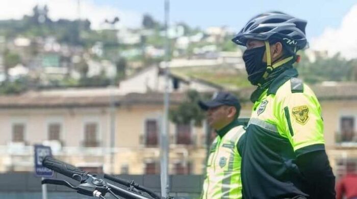 Agentes durante sus operativos de control diarios en la ciudad de Quito. Foto: Cortesía Facebook AMT