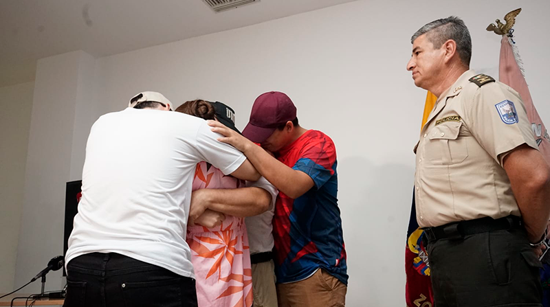 Familiares de Angie Asang se reencontraron con la joven secuestrada en el Cuartel Modelo en Guayaquil. Foto: EL COMERCIO