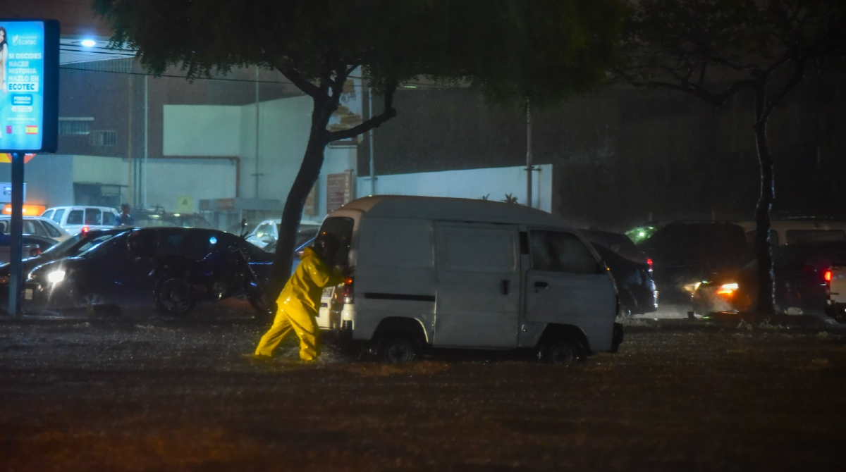 Las redes sociales son utilizadas por habitantes de Guayaquil para buscar las placas vehículares que perdieron durante la inundación del jueves 9 de febrero. Foto Enrique Pesantes