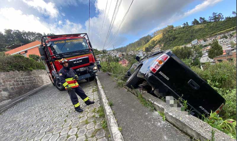El Cuerpo de Bomberos Quito informó que un vehículo perdió pista en el sector. Foto: Twitter Bomberos Quito