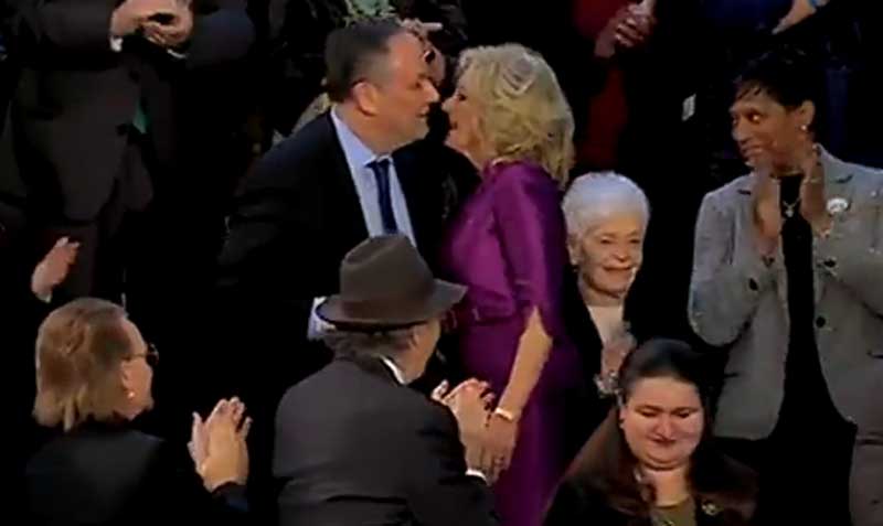Un video captó el momento en que Jill Biden y Douglas Emhoff saludan y aparentemente se dan un beso en la boca. Foto: captura