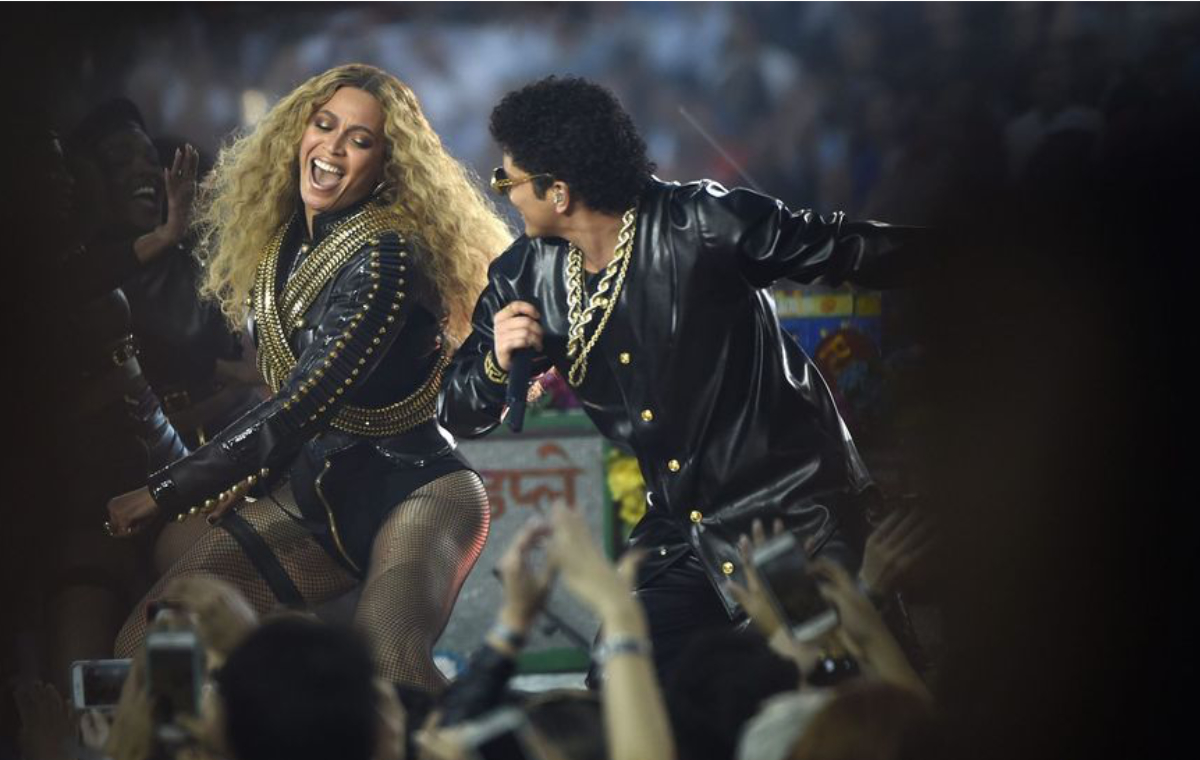 Beyoncé y Bruno Mars animaron el Super Bowl del 2016. Foto: Archivo