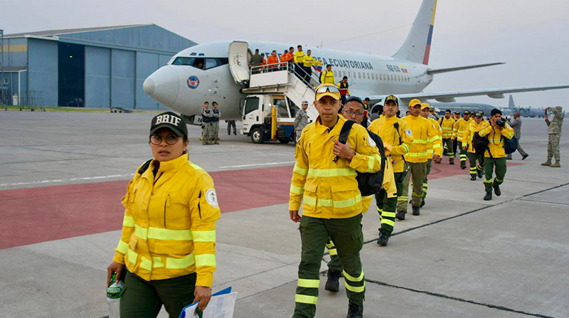 Los bomberos ecuatorianos ayudará a combatir los incendios en Chile. Foto: Twitter @Riesgos_Ec