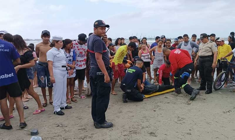 Los Bomberos de Manta llegaron a la playa y brindaron atención a los afectados. Foto: Twitter Bomberos de Manta