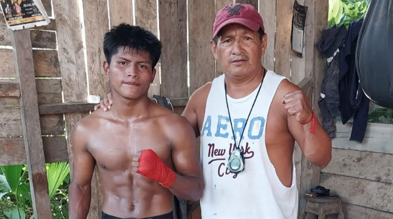 El boxeador Antonio 'Zurdito' Tzamareinda (izq.) y el entrenador Manuel Sharupi después de un entrenamiento. Foto: cortesía Manuel Sharupi