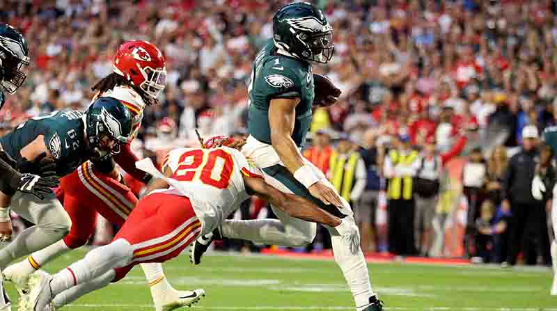 Los Eagles dominan a los Chiefs por 24-14 al descanso del Super Bowl. Foto: EFE