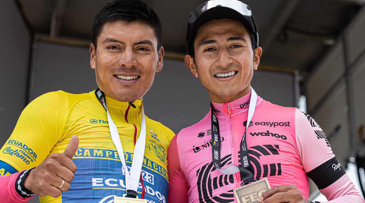 Jonathan Caicedo (izq.) y Alexander Cepeda, ciclistas ecuatorianos del EF Education. Foto: @EFprocycling