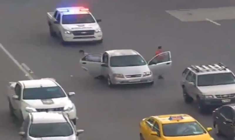 Los sospechosos se bajaron de un vehículo en una transitada vía de Guayaquil. Foto: captura
