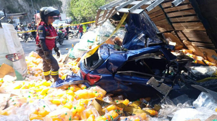 El camión transportaba bebidas, pero tuvo un desperfecto mecánico e impactó 5 vehículos livianos en la av. Simón Bolívar. Foto: Twitter Bomberos Quito