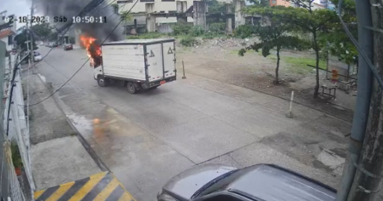 El incendio y posterior explosión del camión quedó grabado en video. Foto: Captura