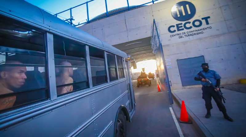 Varios buses en el ingreso a la nueva cárcel de El Salvador. Foto: Cortesía Presidencia de El Salvador