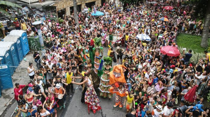 Vista área durante la comparsa callejera "Gigantes da Lira" este domingo 12 de febrero de 2023, en Río de Janeiro (Brasil). Foto: EFE