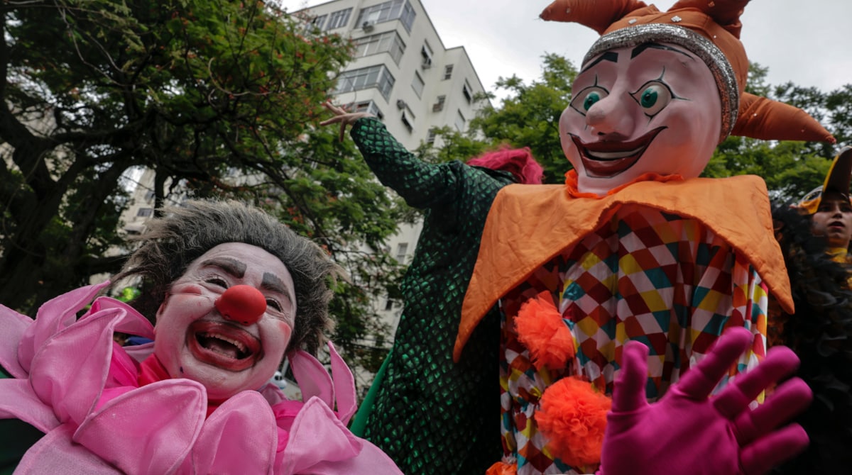 Viandantes participan en la comparsa callejera "Gigantes da Lira" este 12 de febrero de 2023, en Río de Janeiro (Brasil). Foto: EFE