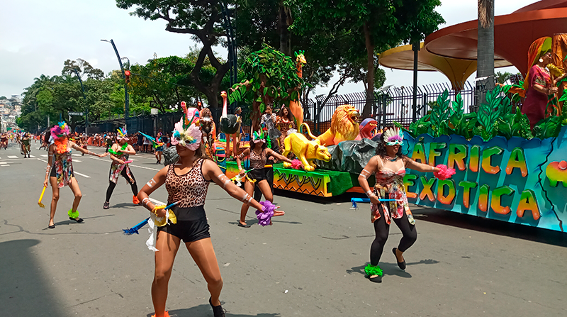 Comparsas y carros alegóricos se tomaron la Avenida Malecón en Guayaquil en un desfile de Carnaval organizado por el Municipio de Guayaquil. Foto: EL COMERCIO