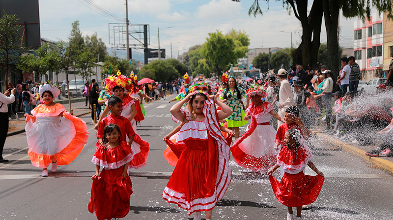 Los desfiles por Carnaval empezaron en el sur de Quito. Foto: Julio Estrella / EL COMERCIO