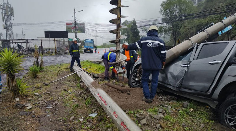 Trabajadores de la Empresa Eléctrica realizaron un operativo para remover los cables del poste afectado, luego del choque de una camioneta doble cabina en la avenida Simón Bolívar. Foto: Twitter AMT