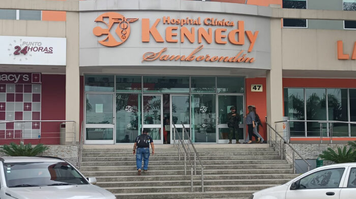 Militares resguardaron la clínica Kennedy, después de que Guillermo Lasso fue hospitalizado por una fractura. Foto: Mario Naranjo/ EL COMERCIO