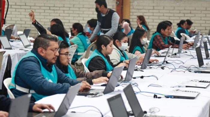 Conteo de actas en el centro de procesamiento electoral de la Delegación Provincial del CNE. Foto: Diego Pallero/ El Comercio