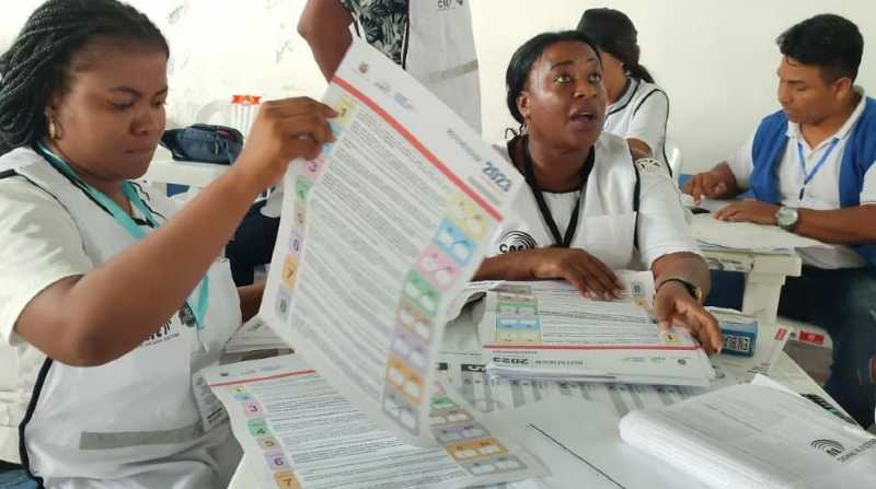 Las personas que fueron miembros de las juntas receptoras del voto recibirán su paga desde mayo. Foto: Cortesía CNE Esmeraldas