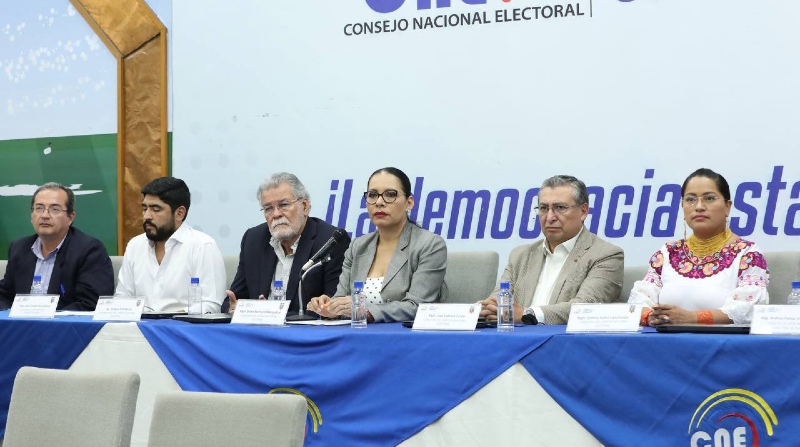 La presidenta del CNE, Diana Atamaint (centro), reiteró que avanza el proceso de escrutinio en Guayas. Foto: CNE
