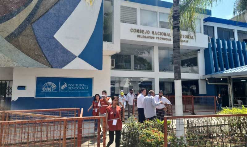 Enrique Pita, vicepresidente del CNE, alertó sobre un presunto centro de cómputo que imprimía actas no oficiales respecto a la consulta popular en la Delegación Provincial del Guayas. Foto: Twitter Fiscalía