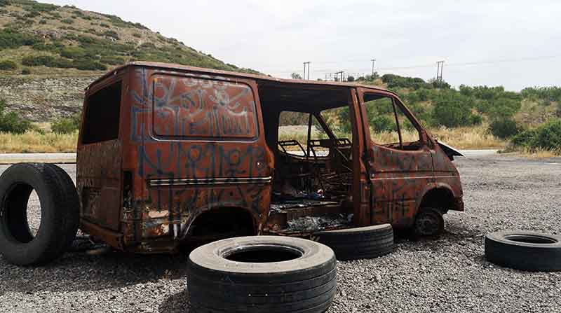 Imagen referencial. Un vehículo fue incendiado la noche del 7 de febrero en Cuenca. Foto: Freepik