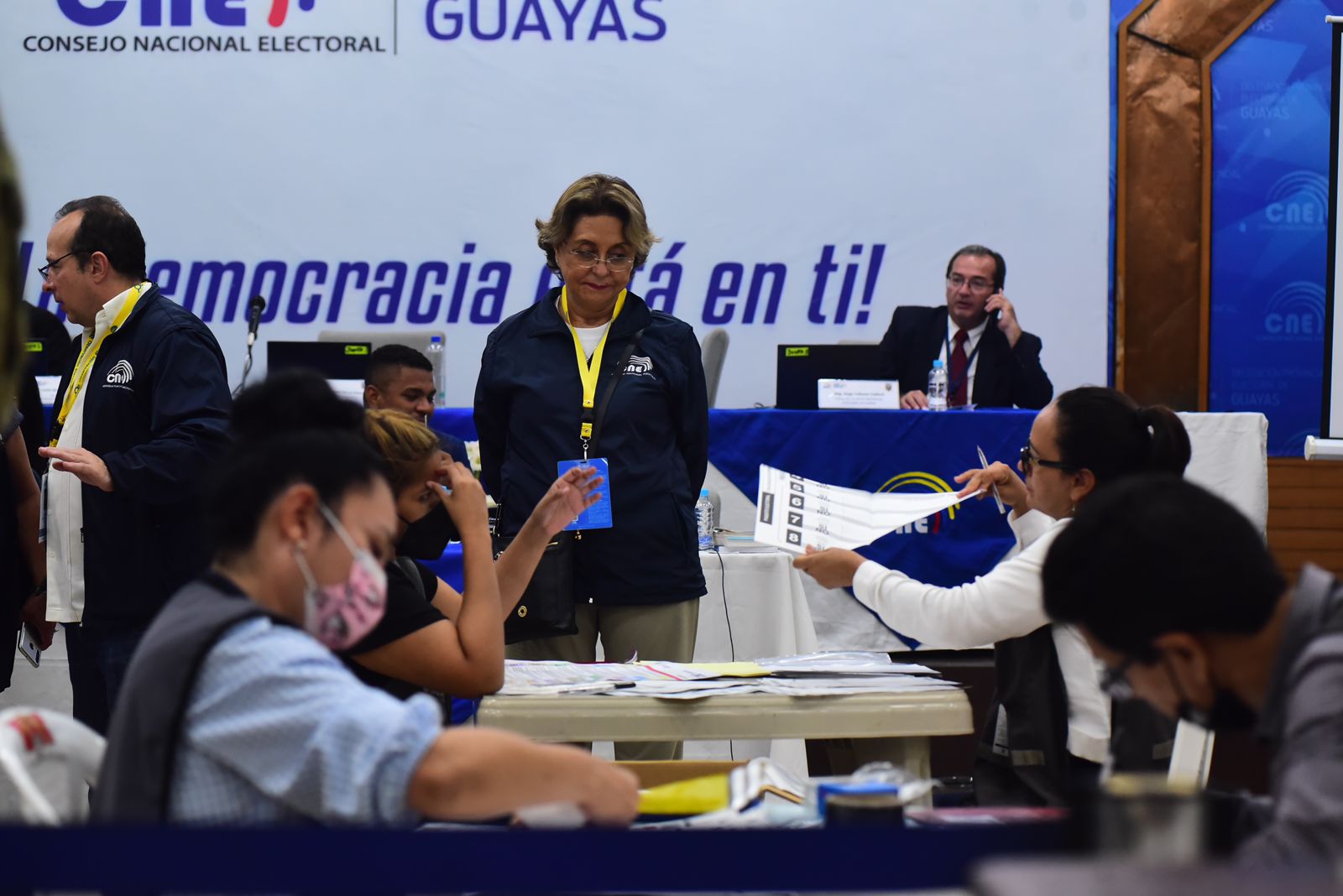 El conteo de votos continúa. El No se impuso en la consulta. Foto: Enrique Pesantes / EL COMERCIO