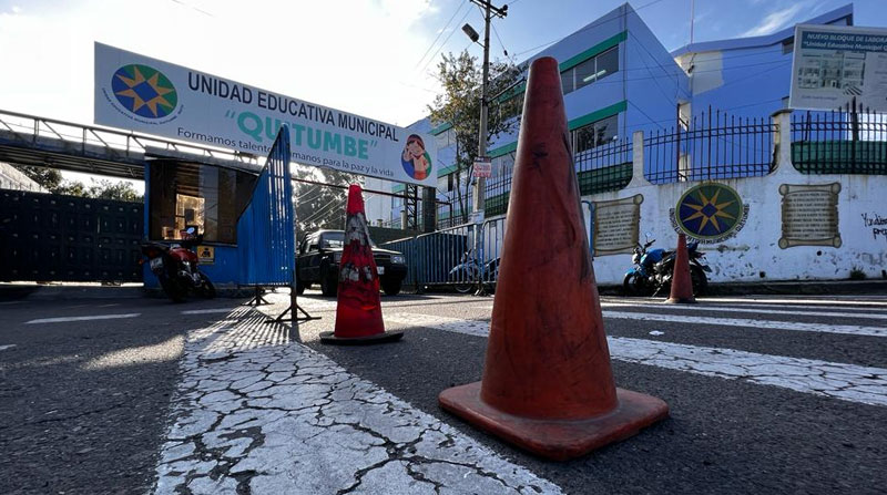 La AMT controlará a los vehículos mal estacionados en los alrededores de los recintos electorales en Quito, durante las elecciones del 5 de febrero de 2023. Foto: Patricio Terán/ EL COMERCIO