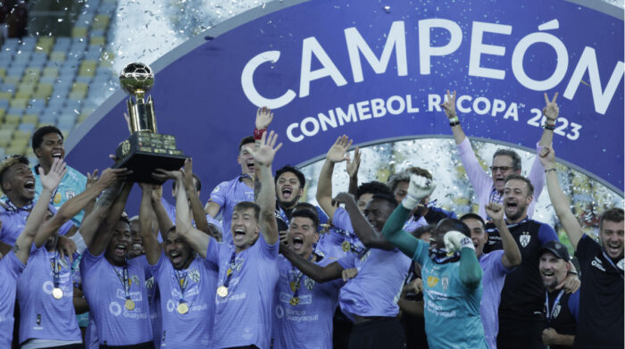 Independiente del Valle festeja con el trofeo de la Recopa, en el Maracaná, el 28 de febrero del 2023. Foto: Conmebol