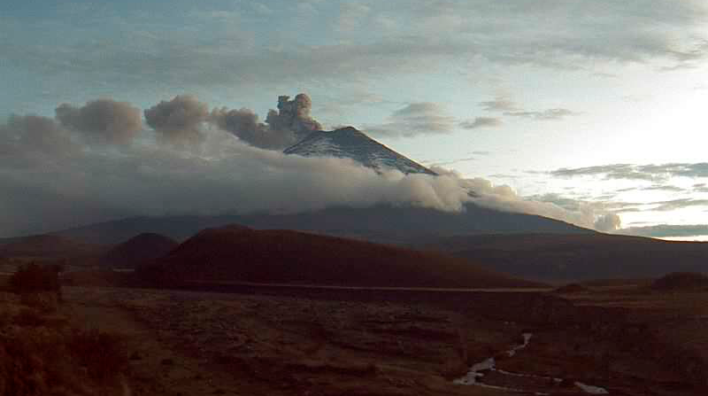 Vista del volcán Cotopaxi al mediodía de este domingo 19 de febrero del 2023. Foto: Geofísico