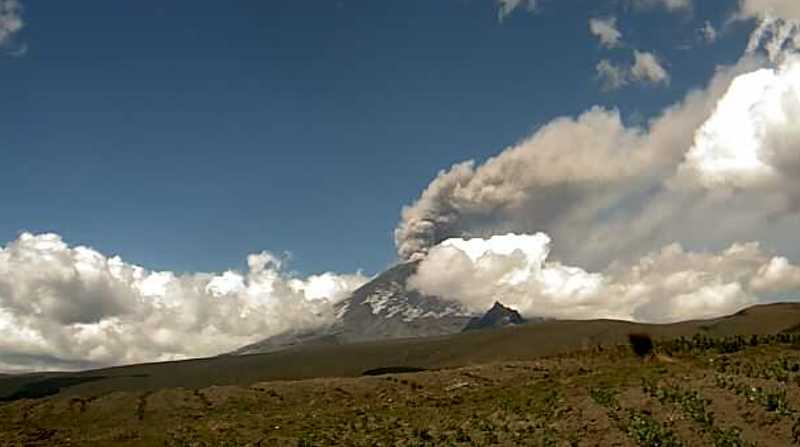 Este sábado, el volcán Cotopaxi emitió gases y provocó leve caída de ceniza. Foto: Cortesía IG
