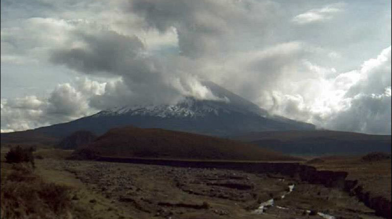 El volcán Cotopaxi registra una columna de gas y ceniza de una altura de 2 500 metros sobre el nivel del cráter. Foto: Geofísico