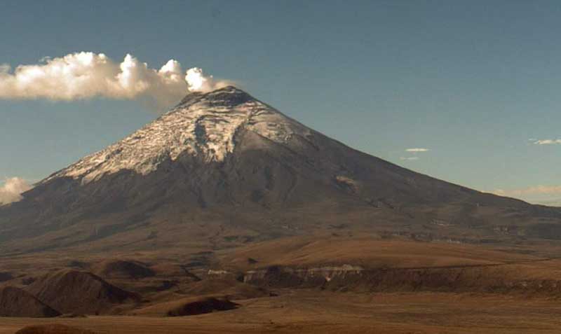 Emisión de gases y ceniza se observaron este 29 de febrero del 2023 en el volcán Cotopaxi. Foto: Instituto Geofísico / cámara Sincholagua