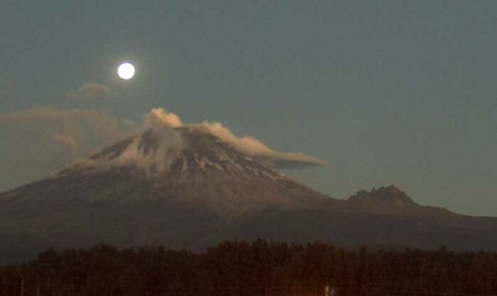 En la noche y madrugada del 5 de febrero del 2023 el volcán Cotopaxi estuvo nublado. Foto: Instituto Geofísico