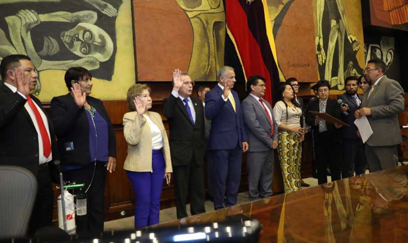 Los nuevos consejeros fueron posesionados por el presidente de la Asamblea, Virgilio Saquicela. Foto: Twitter Asamblea
