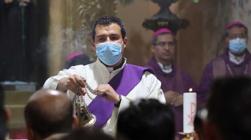 Durante la Cuaresma y la Semana Santa se usa el incienso. Foto: Cortesía Facebook Arquidiócesis de Quito