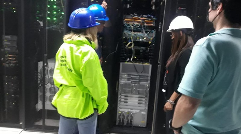 Personal de la Arcotel inspeccionó los data center para constatar su correcto funcionamiento. Foto: Twitter Arcotel.
