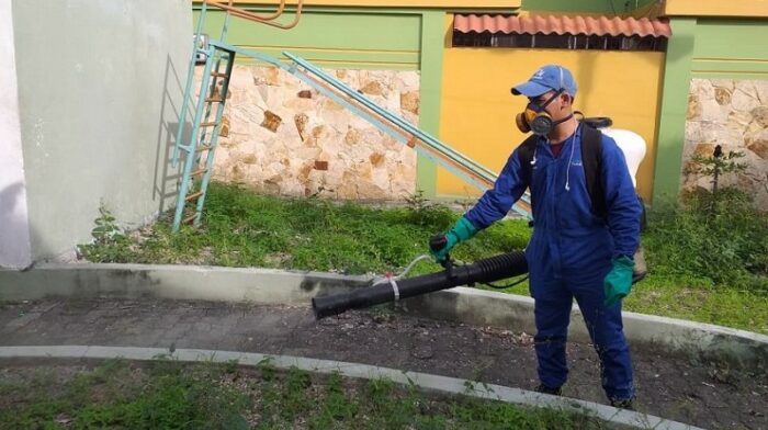 El Municipio de Guayaquil realiza fumigaciones para mitigar la proliferación de mosquitos transmisores de dengue. Foto: archivo / EL COMERCIO