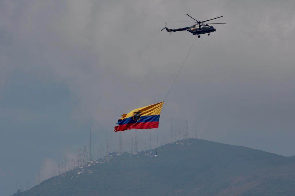 Un helicóptero sobrevuela el Parque Metropolitano durante el homenaje a la Batalla de Tarqui. Foto: Diego Pallero / EL COMERCIO