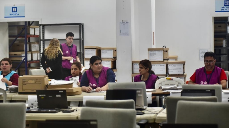 La digitalización de las actas se desarrolla en las sedes del CNE. Foto: Enrique Pesantes / EL COMERCIO