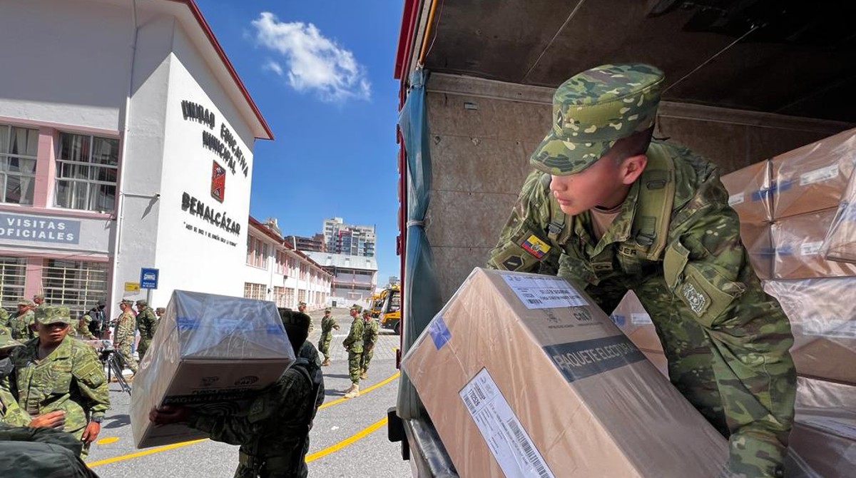 Las Fuerzas Armadas distribuyen los paquetes electorales en el Colegio Benalcázar. Foto: Patricio Terán/El Comercio