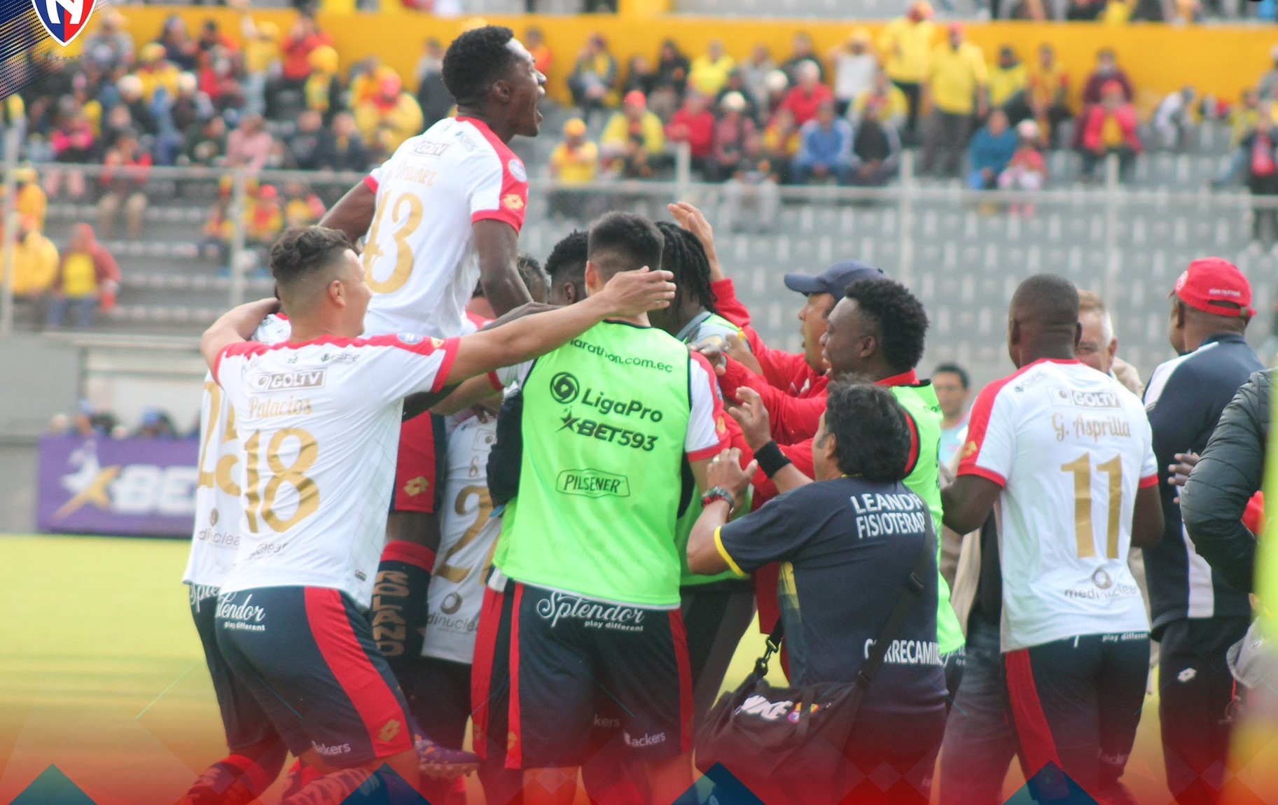 Los jugadores de El Nacional celebran el gol que anotó Steven Gómez, en el partido que se juega en el estadio Gonzalo Pozo. Foto: Twitter El Nacional