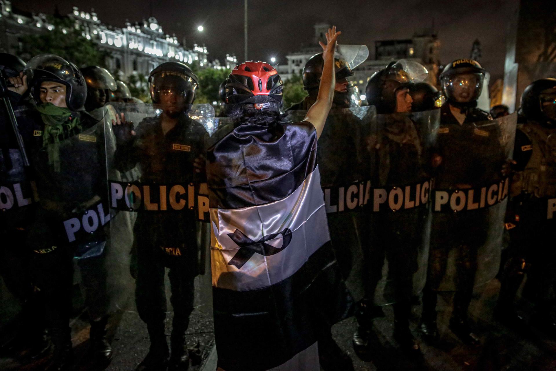 Policías en medio de las protestas en Perú. Foto: Archivo EFE